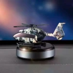 Ambientador para auto solar con diseño de helicóptero camuflado en base circular metálica.