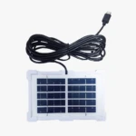 Panel solar rectangular blanco con celdas fotovoltaicas azules y cable largo terminado en conector micro USB para carga de la lámpara Tmx-151.