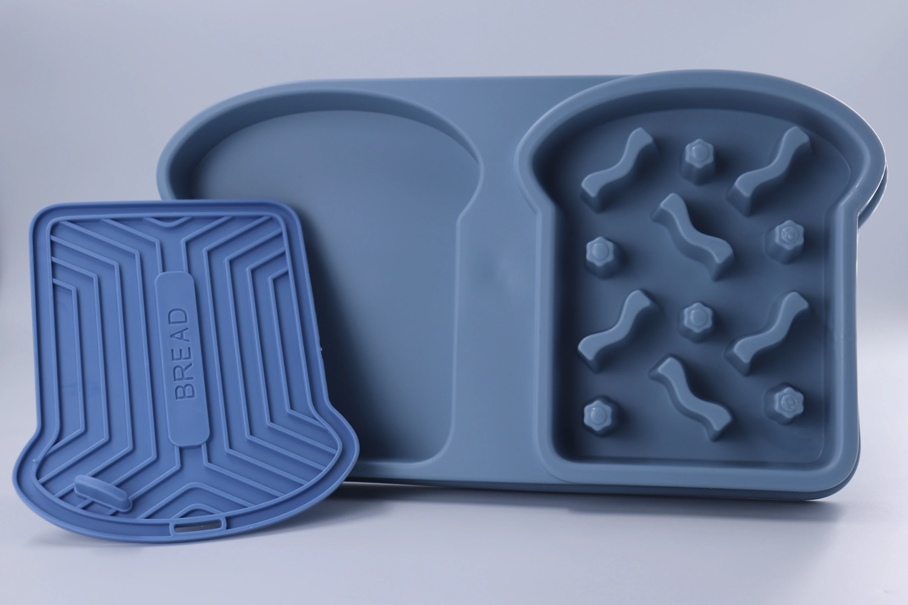 Plato antiahogo azul para mascota con forma de tostada. Incluye plato para comida y bebedero.