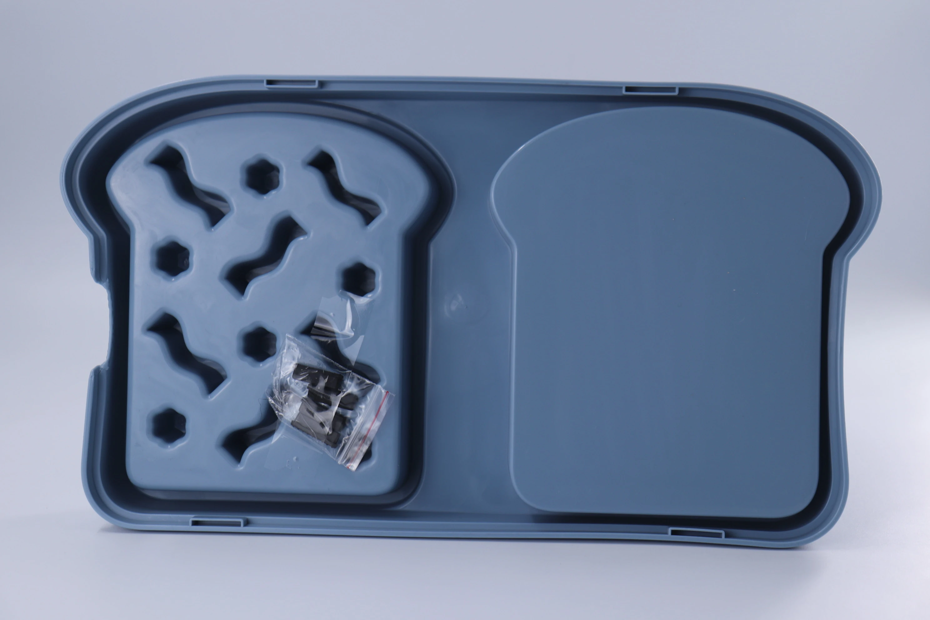 Plato antiahogo para mascotas en azul, con compartimentos para comida y bebedero, incluye bolsa con accesorios negros.