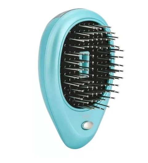 Cepillo iónico masajeador azul para el cuero cabelludo con cerdas metálicas, reduce caída y alivia estrés.