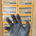 Guantes de nitrilo negros para examen médico, talla M, presentados en caja.