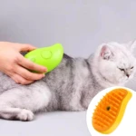 Cepillo quitapelos verde para gatos, ergonómico, con cerdas suaves. de apoyo: cepillo naranja.