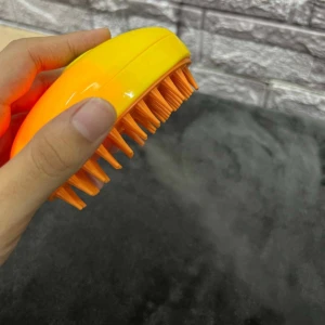 Cepillo masajeador Jl02 de mano con cerdas naranjas y mango bicolor amarillo-naranja.