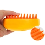 Cepillo masajeador naranja con cerdas flexibles y textura que lo sujetan en mano.