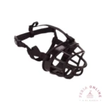 Bozal para perros fabricado en silicona negra tipo canasta con correas ajustables de nailon, diseño ergonómico que permite el jadeo y la ventilación.