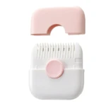 Peine para barba y cabello blanco y rosa con cuchilla, dos piezas separadas.