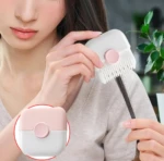 Peine para cabello y barba blanco y rosa con cuchilla oculta, ideal para arreglos rápidos.