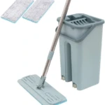 Trapeador plano gris con balde y dos paños de microfibra para limpieza.