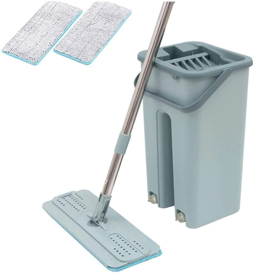 Trapeador plano gris con balde y dos paños de microfibra para limpieza.