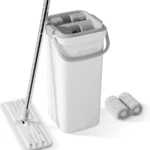 Trapeador blanco con balde gris, dos repuestos de microfibra, ideal para limpieza de pisos.