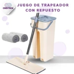 Juego de trapeador beige con mango metálico, cubeta con divisores y dos repuestos de microfibra grises, listo para limpiar.
