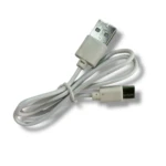 Cable USB blanco para linterna, conector tipo A a Micro-USB, enrollado.