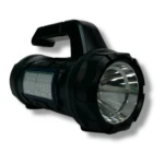 Linterna recargable negra con mango plegable y dos paneles solares laterales.