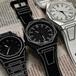 Tres relojes de pulso en silicona con diseño 2D estilo caricatura: dos negros con bordes blancos y uno blanco con bordes negros sobre texto impreso.