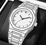 Reloj de pulso color blanco con diseño 2D tipo caricatura y bordes negros definidos, fabricado en silicona, presentado en estuche con fondo oscuro.