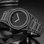 Reloj de pulso con diseño 2D efecto caricatura, acabado negro mate con bordes blancos definidos, correa de silicona y fondo oscuro sobre base mecánica.