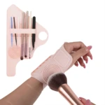 Guante limpiador de brochas de maquillaje rosa con texturas de silicona para limpiar y organizar herramientas.