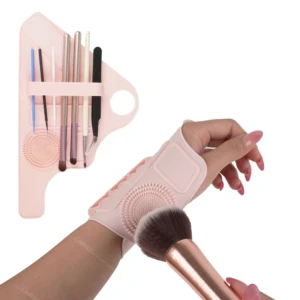 Guante limpiador de brochas de maquillaje rosa con texturas de silicona para limpiar y organizar herramientas.