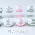 Cuatro termos plegables de silicona en colores gris, blanco, rosado y verde, mostrados en sus versiones expandidas y colapsadas sobre un fondo blanco.