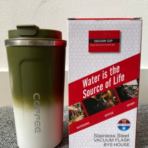 Vaso termo de acero inoxidable verde con degradado blanco y texto "Coffee". Caja con diseño hexagonal y lema "Water is the Source of Life".