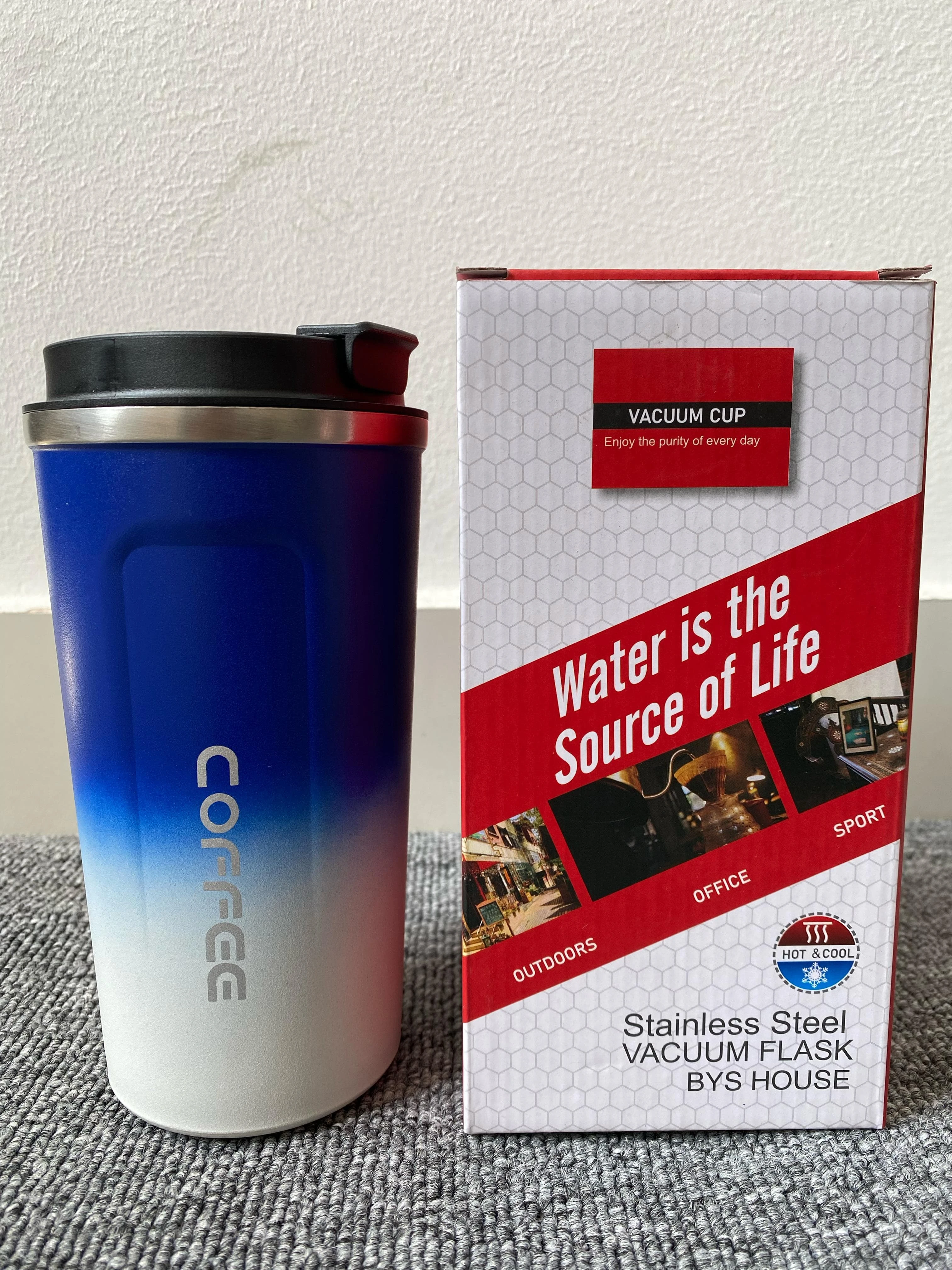 Vaso termo azul y blanco con texto "Coffee", junto a su empaque rojo y blanco.