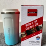 Vaso termo de acero inoxidable con degradado azul y blanco, junto a su empaque.