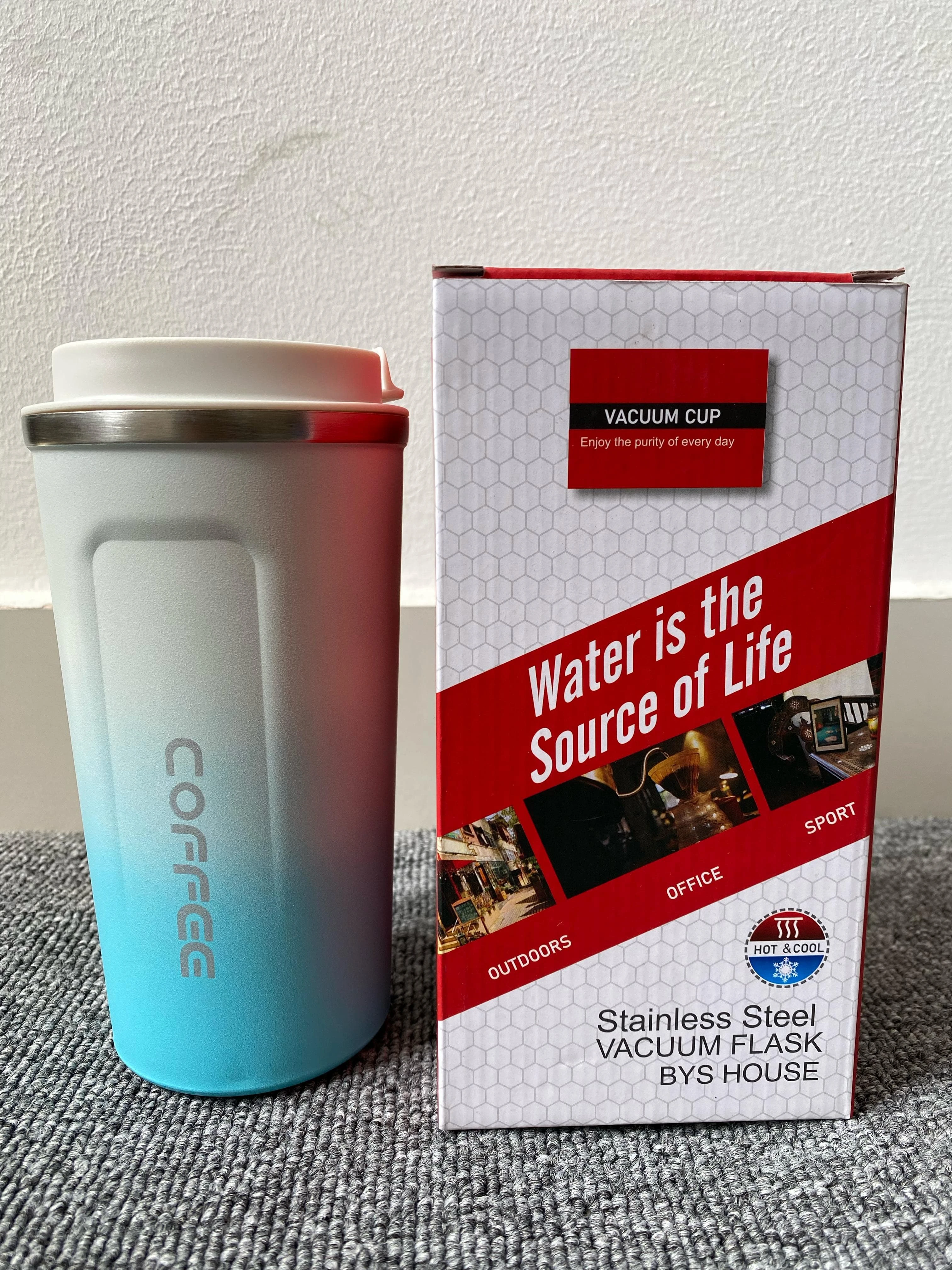 Vaso termo de acero inoxidable con degradado azul y blanco, junto a su empaque.