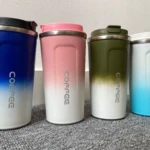 Set de 4 vasos térmicos para bebidas con degradado de color y tapa.