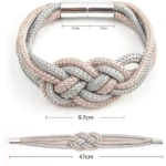 Set de 2 amarres para cortina magnéticos, trenzados en colores rosa y plateado, con nudo central y cierre metálico.