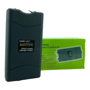 Taser 800 Type negro con linterna, frontal con etiquetas "5000K VOLT" y "800TYPE" y el empaque verde al lado.