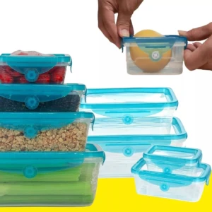 Juego de contenedores herméticos transparentes con tapas de silicona elástica azul, mostrando alimentos frescos almacenados y su apilado eficiente.