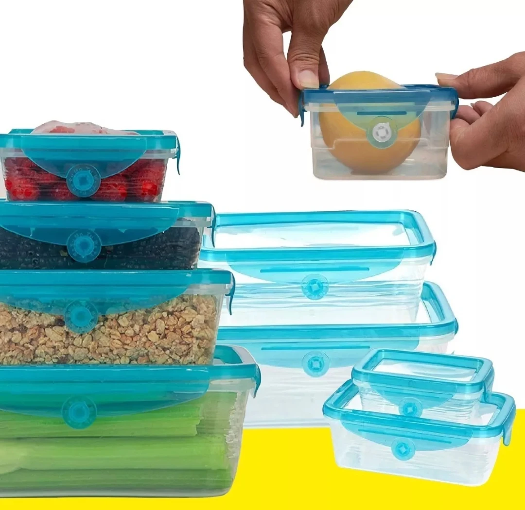 Juego de contenedores herméticos transparentes con tapas de silicona elástica azul, mostrando alimentos frescos almacenados y su apilado eficiente.
