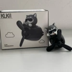 Ambientador para carro con figura de perro negro en avión, diseño divertido.