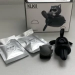 Ambientador para carro KLKII con figura de perro piloto y dos fragancias, uno de colonia y otro océano.