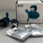 Ambientador para carro de perro aviador azul con fragancias, empaques y caja.