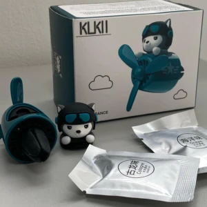 Ambientador para carro con figura de perro piloto, incluye repuestos de aroma oceánico.