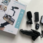 Kit de vlog AY-49 con micrófono, luz LED, control remoto y soporte para celular.