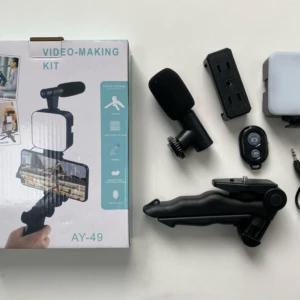 Kit de vídeo para smartphone: trípode, micrófono, luz LED y control remoto.