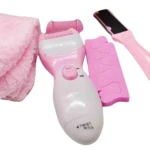 Set de pedicura color rosa con pulidor eléctrico, separador de dedos, lima y toalla, ideal para el cuidado y suavizado de la piel de los pies.