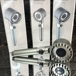 Cabezal de ducha plateado de alta presión con botón de parada, en caja.