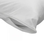 Almohada hotelera blanca 40x60 cm con cierre, detalle de tela y costuras.