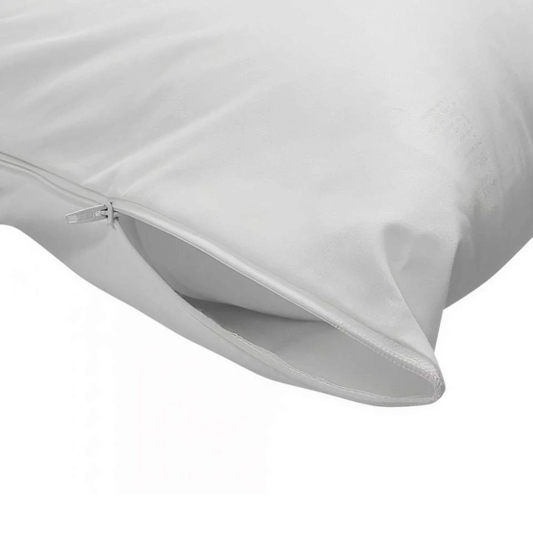 Almohada hotelera blanca 40x60 cm con cierre, detalle de tela y costuras.