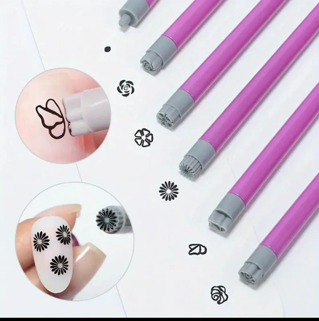 Set de sellos para uñas con mangos color lila y puntas de silicona flexible con grabados de formas florales y geométricas para estampados precisos.