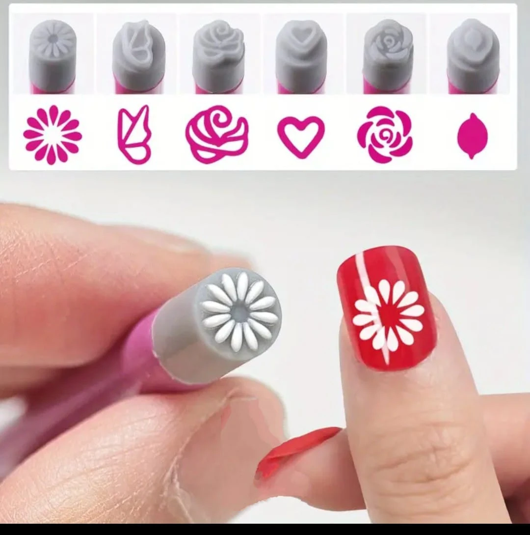Set de sellos de silicona flexible para uñas con cabezales intercambiables de diversos diseños y un ejemplo de aplicación con motivo floral blanco.