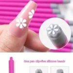 Set de sellos para uñas con mango rosa y cinco cabezales de silicona flexible. Muestra una uña decorada con una flor blanca y el aplicador en uso.