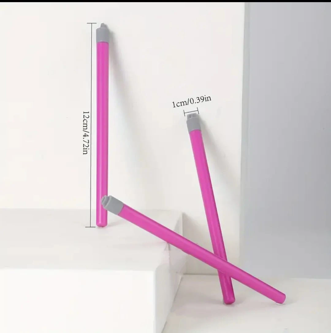 Set de sellos para uñas en color fucsia con cabezal de silicona gris, miden 12 cm de largo y 1 cm de diámetro, mostrados en diferentes posiciones.