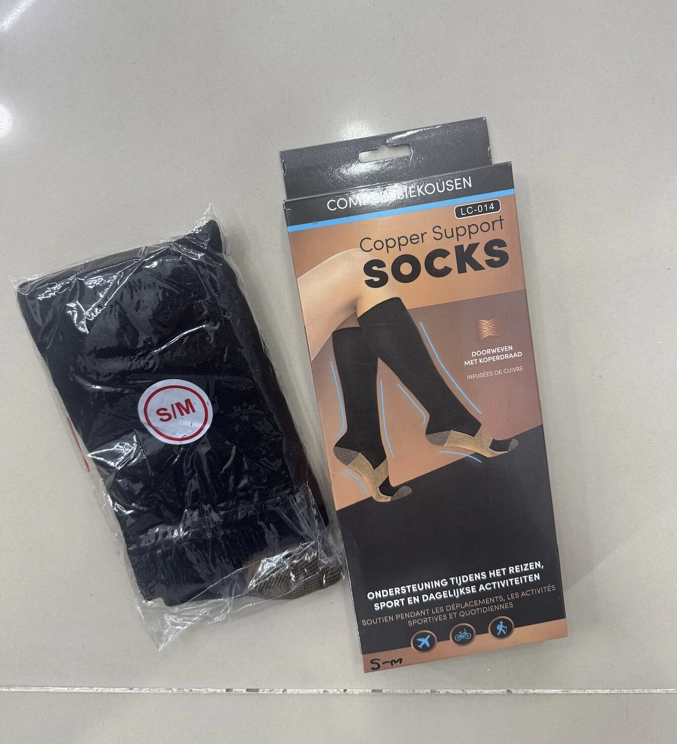 Medias de compresión Copper Support negras en empaque y su caja, talla S-M.
