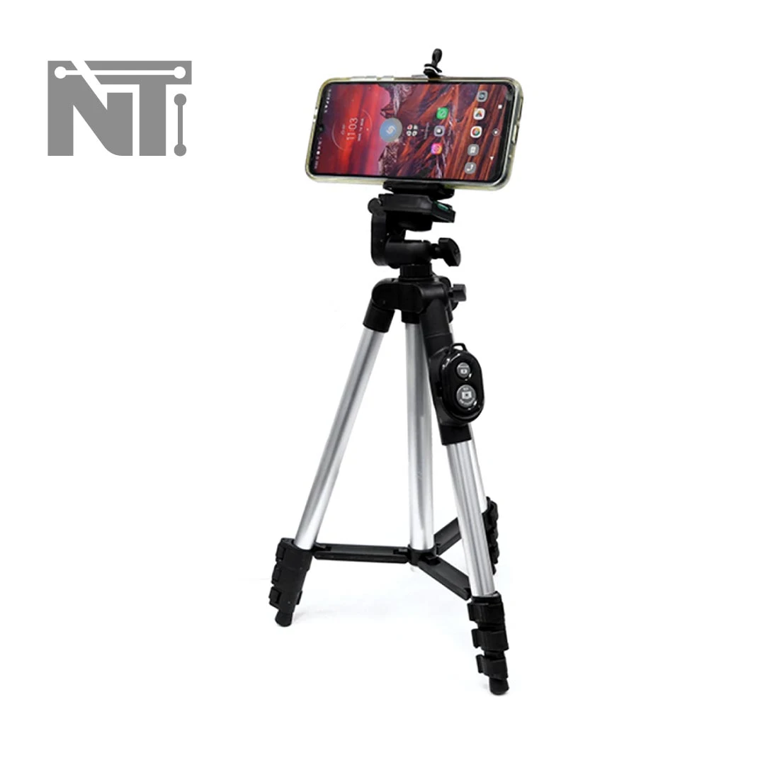 Trípode plateado con celular y control remoto, ideal para fotografía y video.