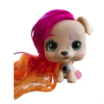 Mascota VIP de juguete con cabeza grande, ojos verdes, pelaje beige y largo cabello degradado de color fucsia a naranja sobre fondo blanco.